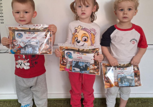 Dzieci z grupy I pozują do zdjęcia ze swoimi nagrodami