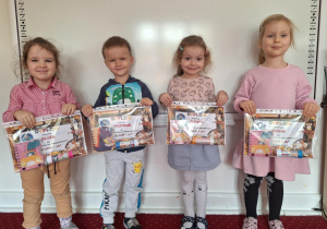 Dzieci z grupy II pozują do zdjęcia ze swoimi nagrodami