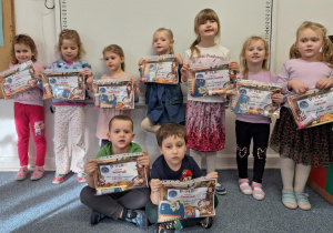 Dzieci z grupy III pozują do zdjęcia ze swoimi nagrodami