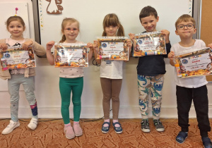 Dzieci z grupy IV pozują do zdjęcia ze swoimi nagrodami