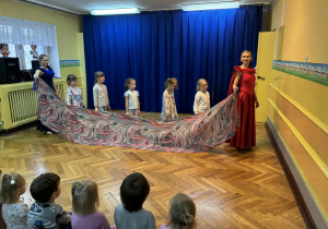 Dzieci biorą udział w przedstawieniu