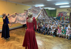 Dwie panie tańczą z chustą