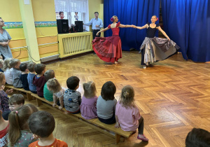Dzieci oglądają występ baletnic