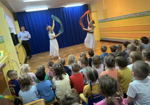 Dzieci oglądają występ baletnic