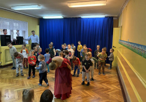 Dzieci próbują swoich sił w tańcu