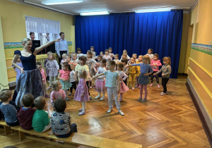 Dzieci próbują swoich sił w tańcu