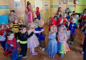 Dzieci bawią się na wspólnym balu