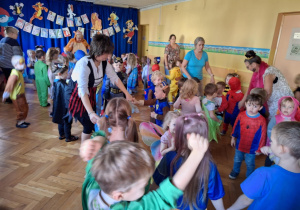 Dzieci tańczą na balu razem z paniami