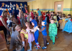 Dzieci tańczą na balu razem z paniami
