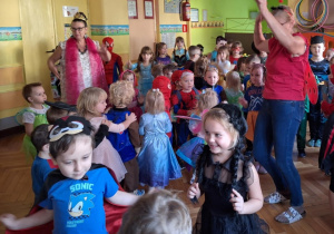 Dzieci tańczą wspólnie z paniami