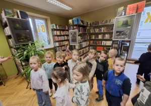 Dzieci zwiedzają pomieszczenia biblioteki