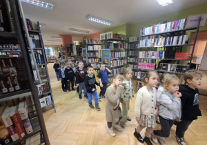 Dzieci zwiedzają pomieszczenia biblioteki