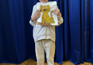 Chłopiec z pracą plastyczną wykonanę z materiału przyrodniczego