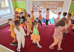 Dzieci biorą udział w zabawie ruchowej