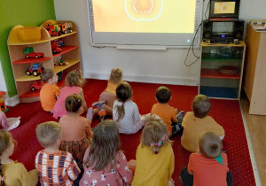 Dzieci oglądają film edukacyjny o dyni
