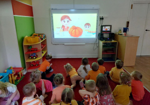 Dzieci oglądają film edukacyjny o dyni