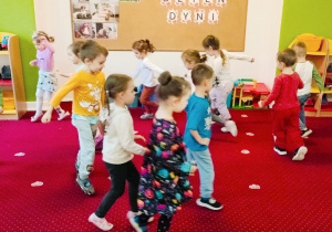 Dzieci biorą udział w zabawie ruchowej