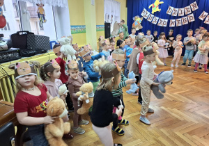 Dzieci czekają na rozpoczęcie zabawy trzymając w rękach pluszowe misie