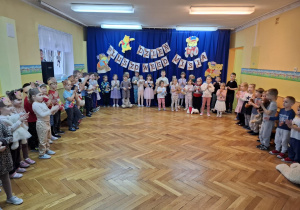 Dzieci czekają na rozpoczęcie zabawy trzymając w rękach pluszowe misie