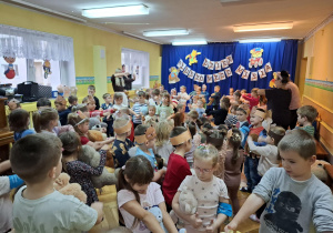 Dzieci uczestniczą we wspólnej zabawie na sali gimnastycznej