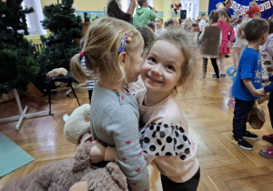 Dwie dziewczynki przytulają się