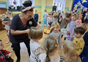 Nauczycielka przybija "piątkę" z dziećmi