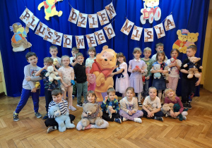 Dzieci z grupy czwartej pozują do wspólnego zdjęcia