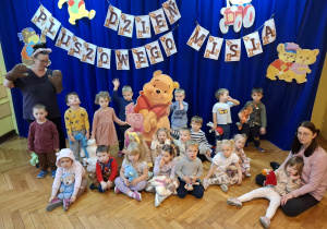 Dzieci z grupy pierwszej pozują do wspólnego zdjęcia