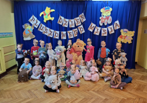 Dzieci z grupy trzeciej pozują do wspólnego zdjęcia