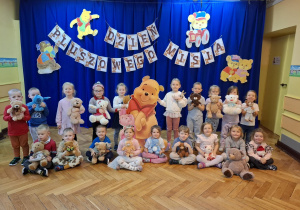 Dzieci z grupydrugiej pozują do wspólnego zdjęcia