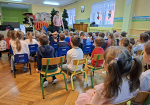 Dzieci oglądają występ