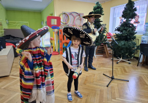 Dwoje dzieci gra na instrumentach