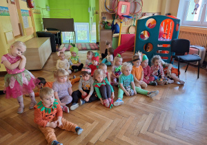 Dzieci z pierwszej grupy czekają na rozpoczęcie zabawy