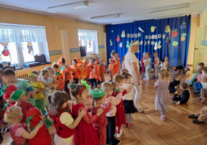 Dzieci tworzą pociąg i wędrują po sali gimnastycznej