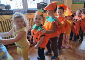 Dzieci tworzą pociąg i wędrują po sali gimnastycznej