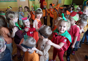 Dzieci tworzą pociąg i wędrują po sali gimnastycznej