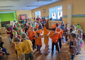 Dzieci tworzą pociąg i wędrują po sali gimnastycznej