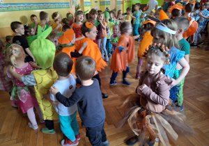 Dzieci tworzą pociąg i wędrują po sali gimnastycznej