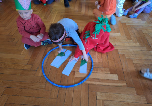 Grupa dzieci ukłłada puzzle