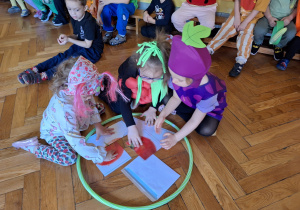 Grupa dzieci ukłłada puzzle