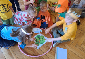 Grupa dzieci ukłłada puzzle