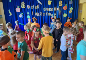 Dzieci tańczą w parach