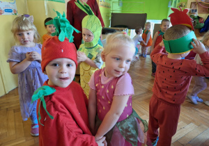 Dwie dziewczynki trzymają się za ręce