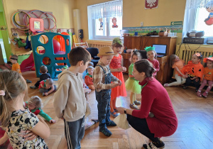 Dzieci próbują nazwać wylosowane owoce i warzywa