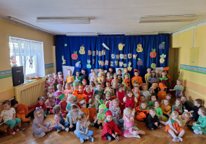 Dzieci z całego przedszkola pozują do wspólnego zdjęcia