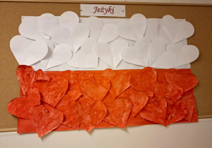 Flaga Polski wykonana przez dzieci z papierowych serc