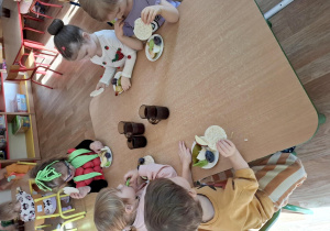 Dzieci jedzą drugie śniadanie