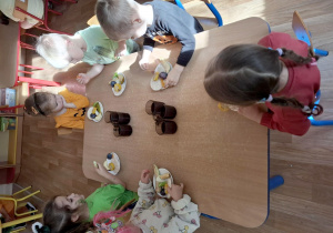 Dzieci jedzą drugie śniadanie