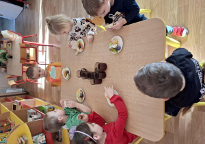 Dzieci jedzą drugie śniadanie