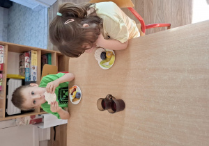 Dzieci jedzą drugie śniadanie